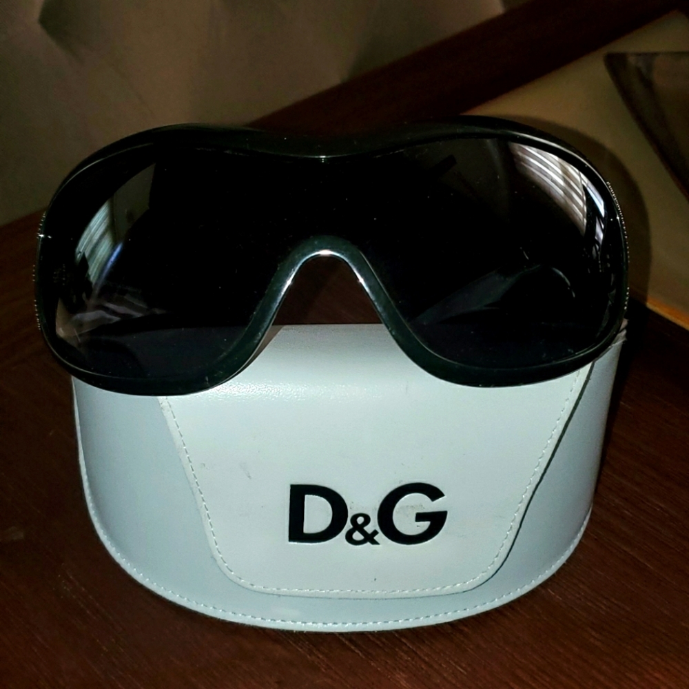 Dolce and gabbana Sunglasses + case 😎  great for the summer time